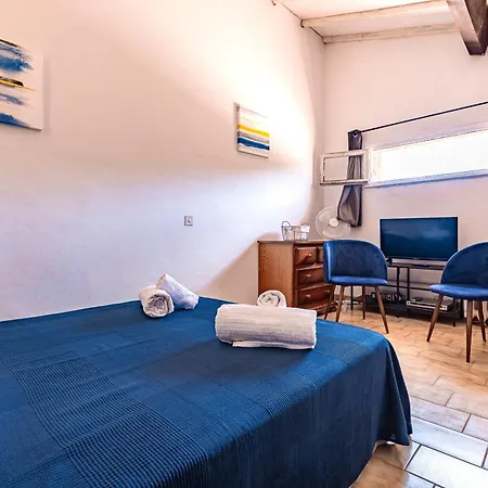 Maison Agosta - Pour 5 à 500 M De La